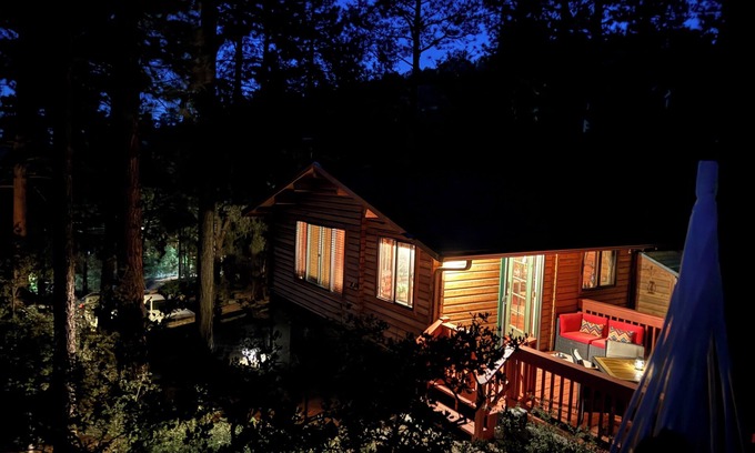 Pine Mountain Club Cabina | Zenwood: Serene Escape at a Modern Cozy Log Cabin