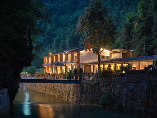Wulingyuan Cama Y Desayuno | Zhangjiajie Zen Resort-Free Shuttle Service to East Gate of forest park,Secret Hiking Route, River Tracing,Mini Forest Park,Toursim Service& Affordable Luxury
