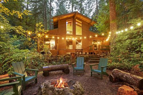 Rhododendron Casa | ZigZag Basecamp · Cozy Cabin Perfect for Nature Escapes w/Hot Tub