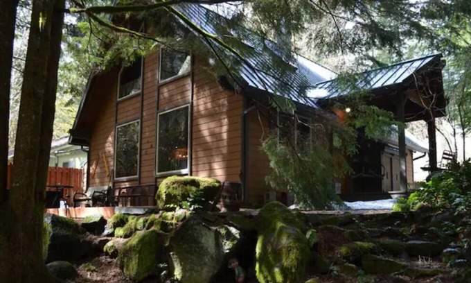 Rhododendron Cabina | Zigzag Chalet: cabaña apta para mascotas con jacuzzi, chimenea y piscina