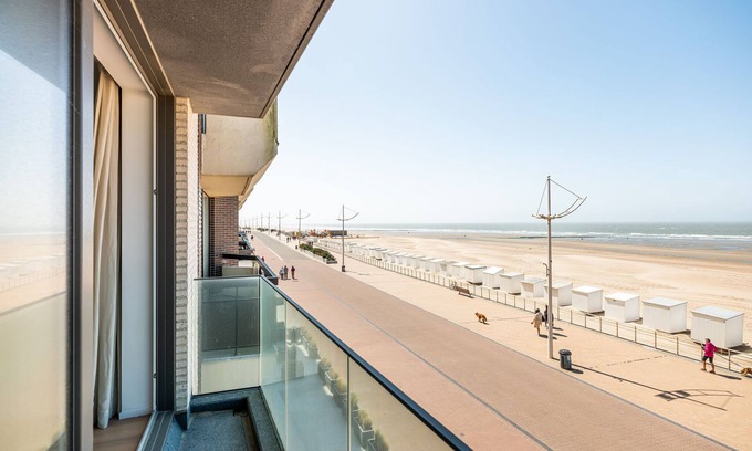 Koksijde-Bad Apartamento | Zilverzand 202 located directly on the beach