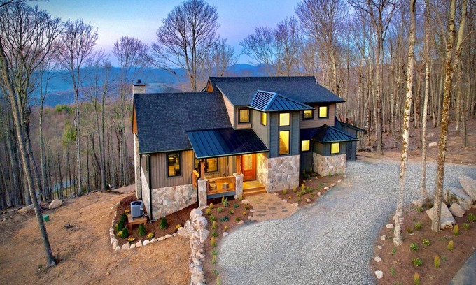 Elk Park Casa | Zion at Eagles Nest - 4BR, pet friendly, hot tub, wood burning fireplace!