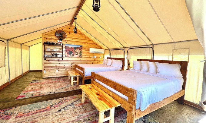 Orderville Alquiler De RV | Tienda Glamping # 5 en East Zion Resort (Dos camas Queen)
