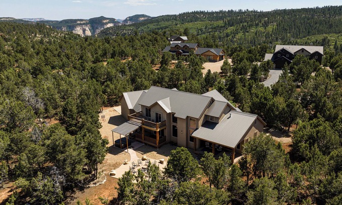 Zion National Park East Entrance Casa | Zion (East) Luxurious Home King Beds WiFi Privacy Hot Tub