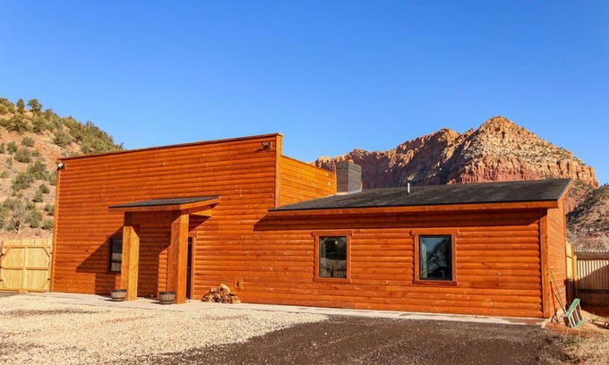 Hildale Cabina | Zion Edge Retreat, new building with hot tub.