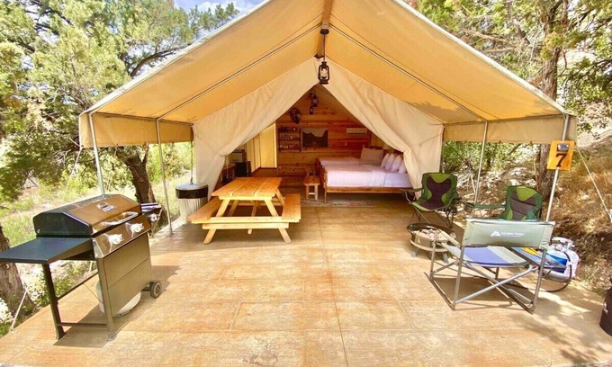 Orderville Alquiler De RV | Tienda Glamping # 7 en East Zion Resort (Dos camas Queen)
