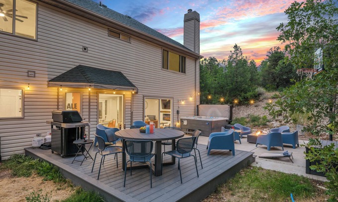 Glendale Casa | Zion Luxe Family Escape: HotTub, Games, Sleeps 14
