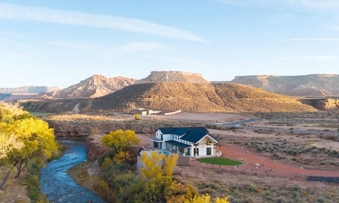 Virgin Apartamento | Zion Rivefront Farmhouse