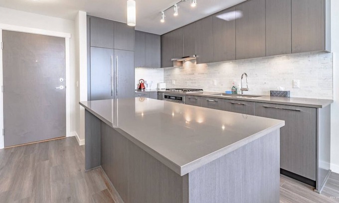 Richmond City Centre Apartamento | Zodiac Palace Richmond 2BD+2BATH penthouse high ceiling #4