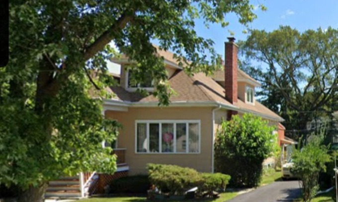 Brookfield Casa | Zoo Holiday Retreat beautiful home with parking, near train into Chicago.