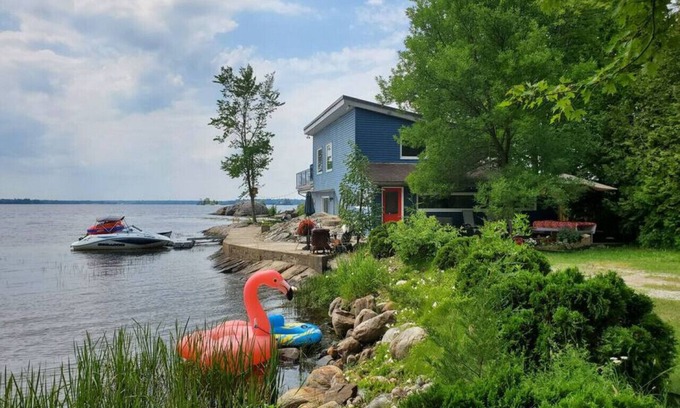 Gravenhurst Cabaña | ZuKaLand Lakehouse + Cedar SPA & Rooftop Terrace
