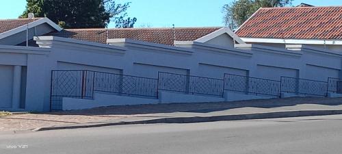 Grahamstown Cama Y Desayuno | Zuzani Ikhaya B&B