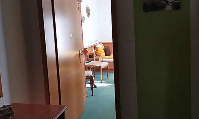 Fichtelberg Casa | Zweibettzimmer, Dusche, WC, 1 Schlafraum - Wild West Gasthaus