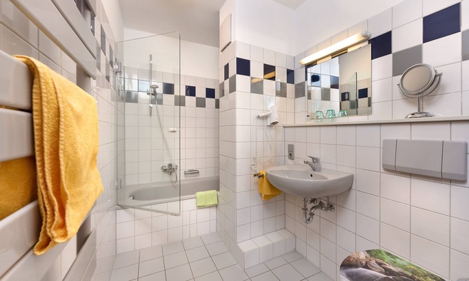 Staufen im Breisgau Apartamento | Habitación doble con baño y ducha.