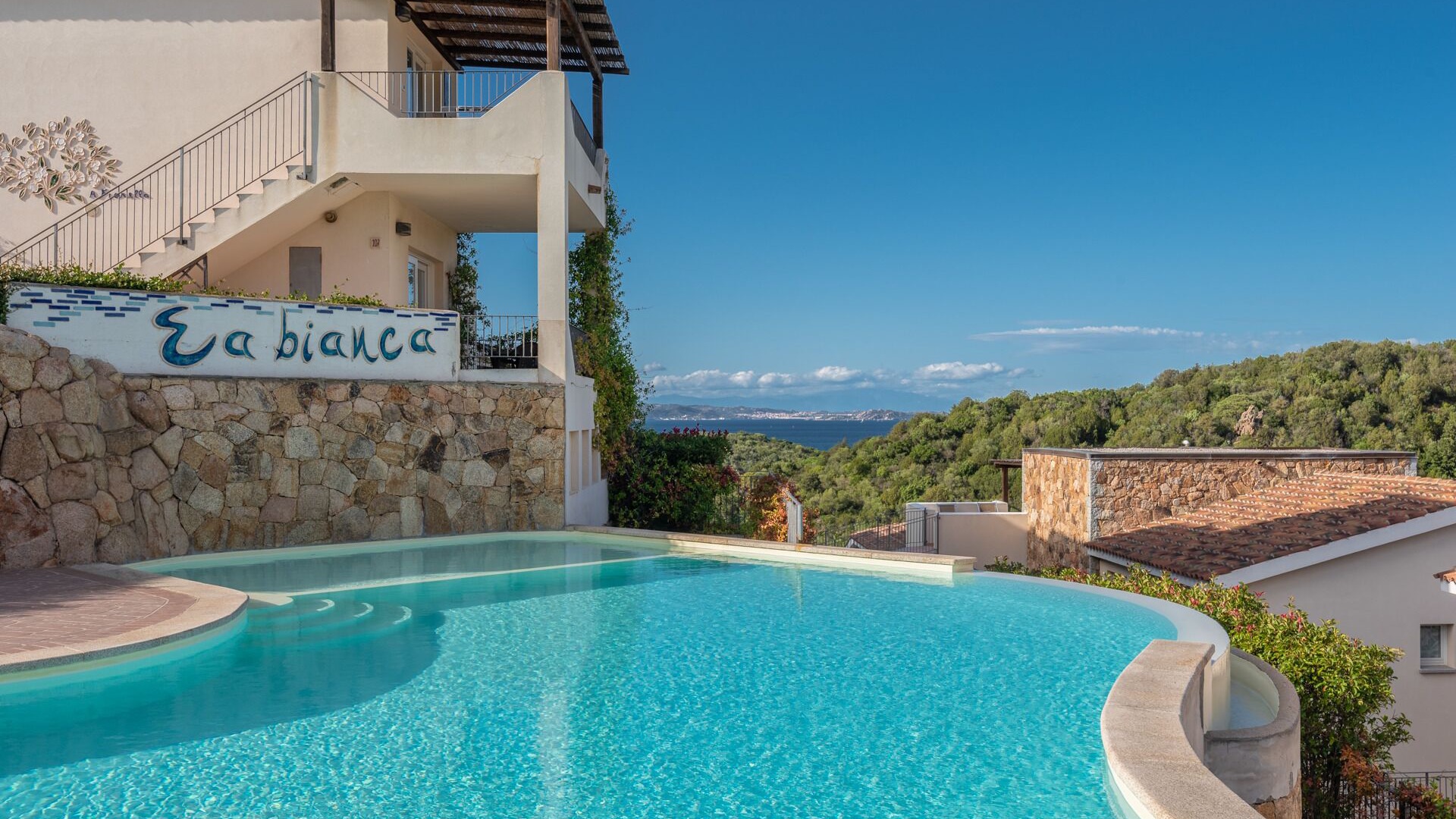 foto de Balcón de patio en Baja Sardinia