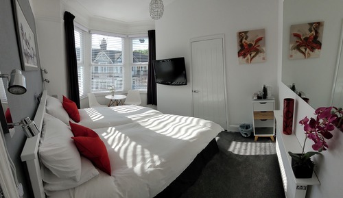 Habitación Deluxe con 2 camas individuales, baño privado, vistas parciales al mar