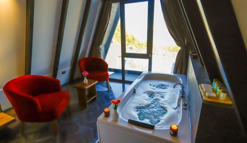 Bungalow estándar, 1 cama de matrimonio, bañera de hidromasaje, vistas parciales al lago