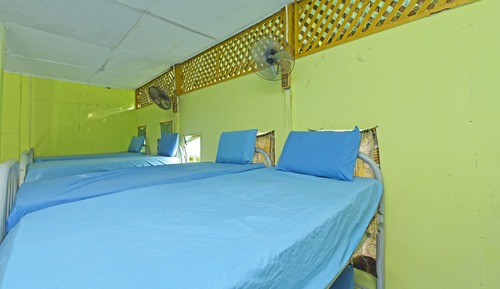 Dormitorio compartido, solo para hombres