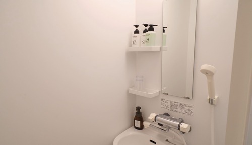 Habitación básica con 2 camas individuales