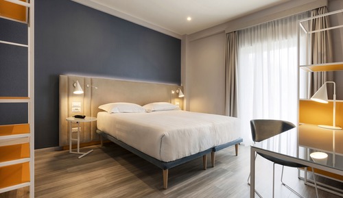 Habitación clásica con 1 cama doble o 2 individuales, balcón