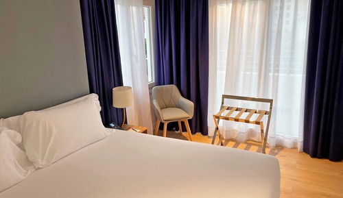Estudio ejecutivo, balcón (3 People)