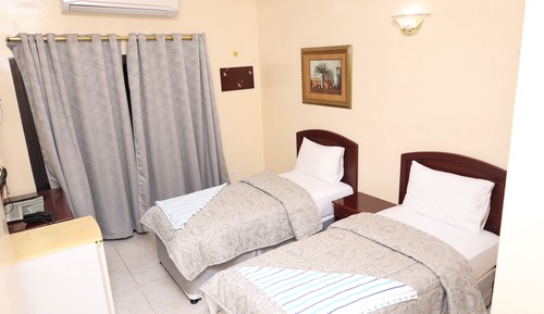 Habitación básica con 2 camas individuales