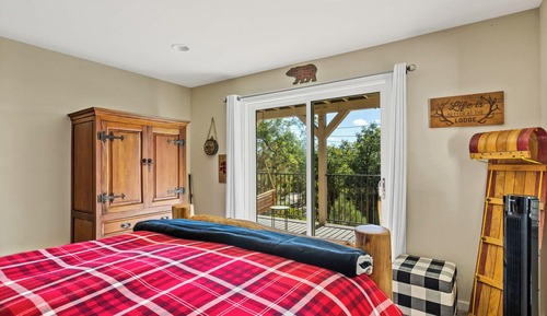 Casa, varias camas, patio, vistas a la montaña (Bearfoot Lodge at Lake Arrowhead)