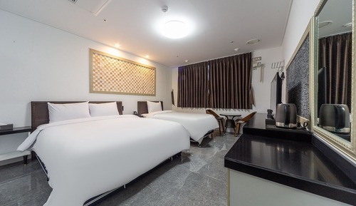 Room (Standard Twin (Double + Single))
