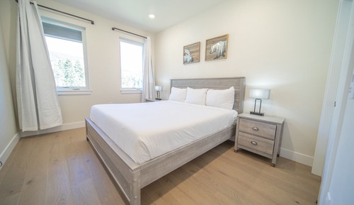 Apartamento superior, 2 habitaciones, balcón, vistas al valle (Clearwater Lofts Bldg 1 303)