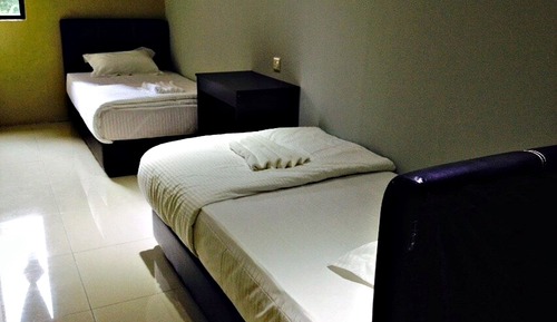 Habitación básica con 2 camas individuales