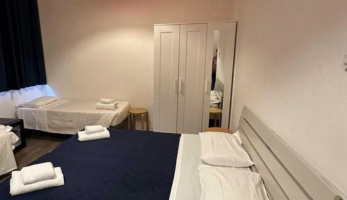 Habitación básica con 1 cama doble o 2 individuales