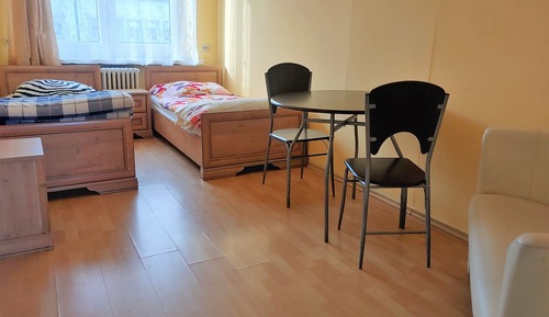 Habitación básica con 2 camas individuales