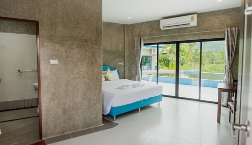 Executive Room, 1 Queen Bed, Pool View