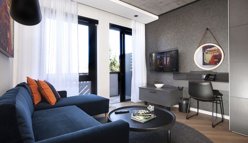 Estudio, balcón (Studio)