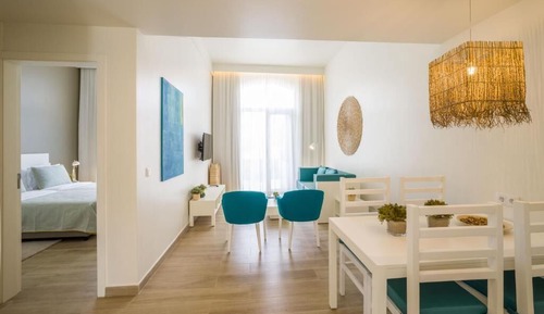 Habitación familiar con 1 cama doble o 2 individuales, vistas a la bahía