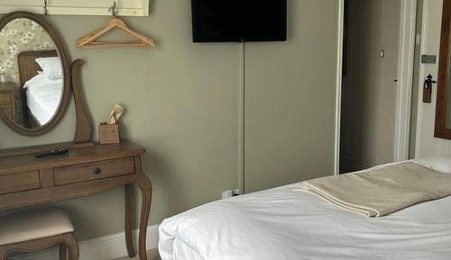 Habitación doble (Room 8)