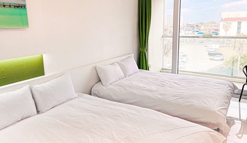 Habitación familiar con 2 camas individuales (Provided a cup of Americano per stay)
