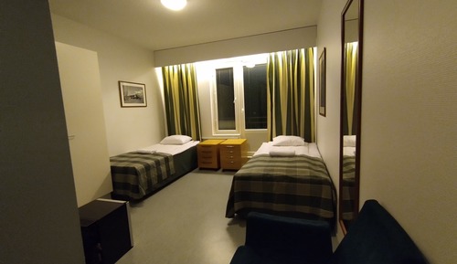 Habitación básica con 2 camas individuales