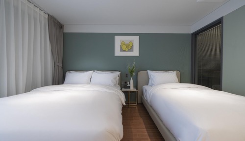 Room (Suite A (massage chair Netflix teabin)