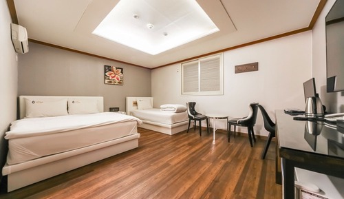 Room (Twin)