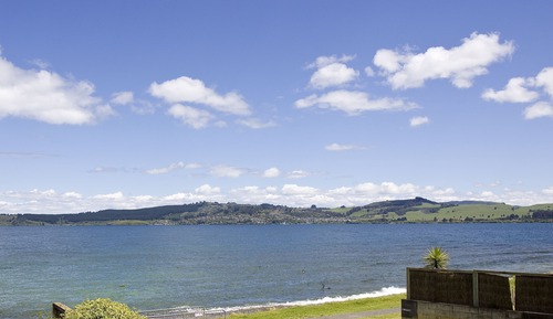 Estudio Confort, 1 cama de matrimonio grande, vistas parciales al lago