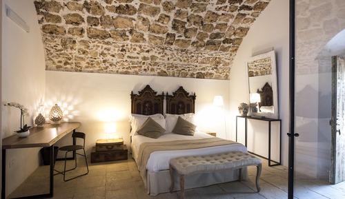 Superior Room, 1 Queen Bed, Courtyard Area, Adult only