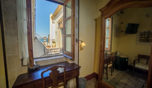Habitación clásica doble, vistas parciales al mar