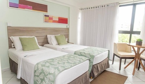 Habitación superior, varias camas, vistas parciales al mar