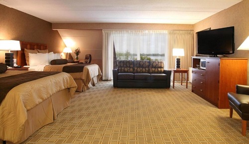 Habitación superior, varias camas, vistas al lago (Executive Lakeview Family Room)