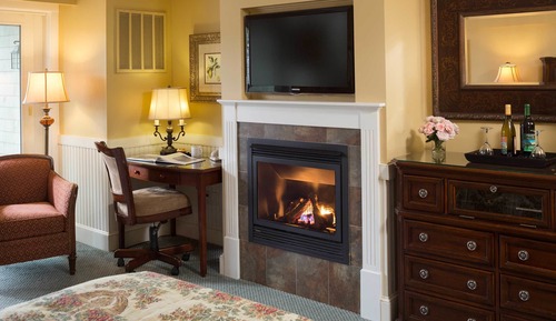 Deluxe Waterfront Guest Room, King Bed