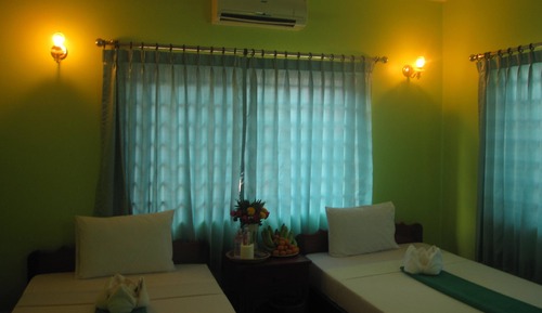 Habitación superior con 2 camas individuales, 2 camas individuales, balcón, vistas a la ciudad