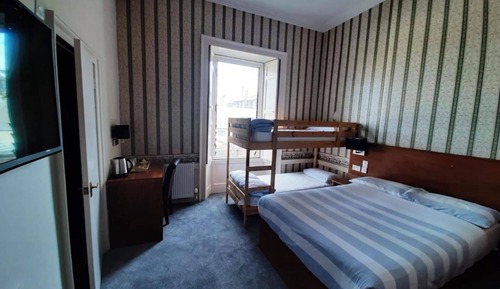 Habitación cuádruple, baño privado (with Double and Bunk Bed)