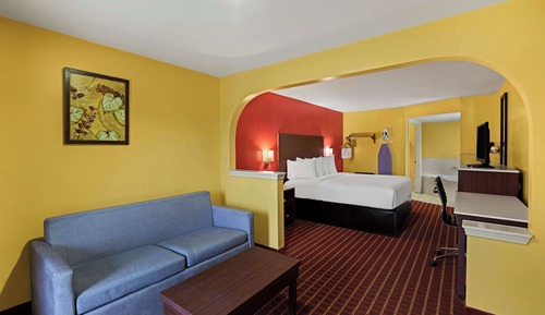 Suite, 1 cama de matrimonio grande, no fumadores, bañera de hidromasaje (with Sofabed)