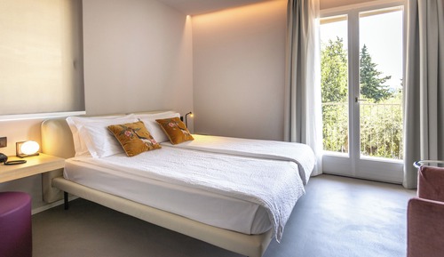 Habitación de diseño con 1 cama doble o 2 individuales, baño privado, vistas al lago